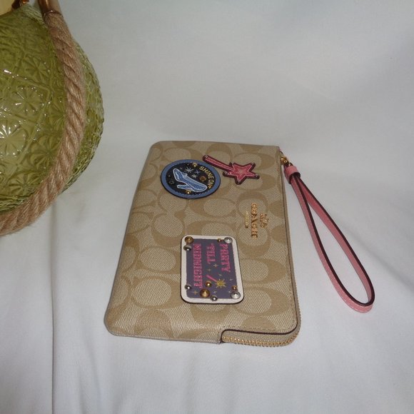 Coach C3358 Signature Disney X Corner Zip Wristlet - Picture 5 of 7